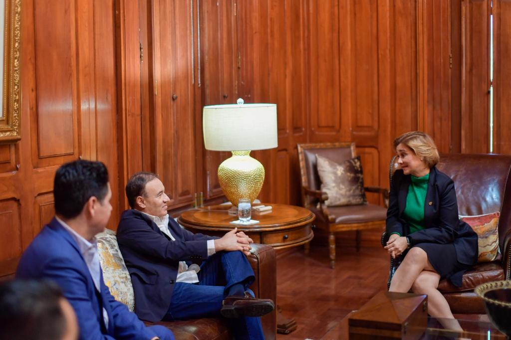 Gobernador de Sonora, Alfonso Durazo, y la mandataria de Chihuahua, Maru Campos, en reunion para discutir proyecto de carretera