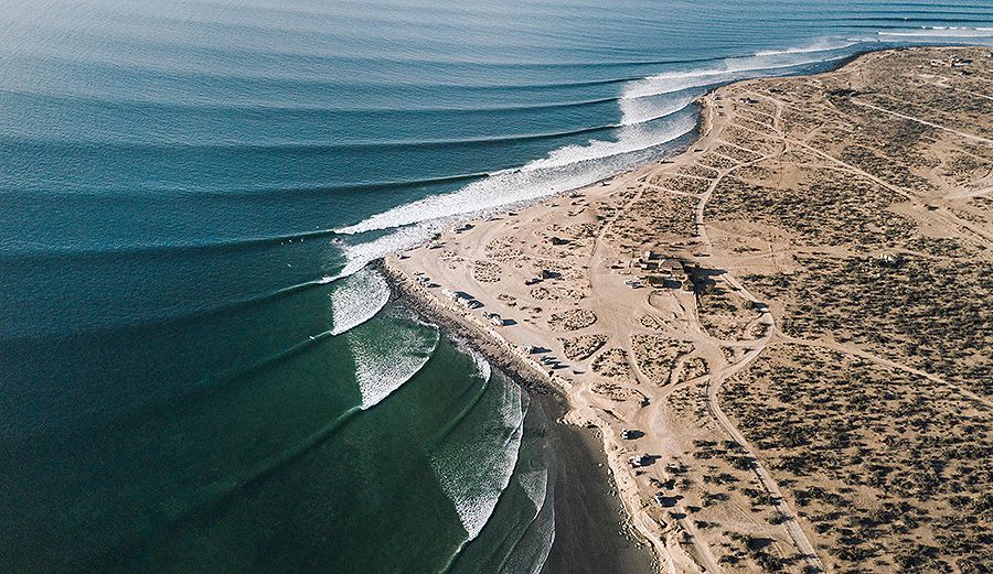 Vista aérea de una playa de Rosartio en Baja California con el mar y las olas perfectas para surf