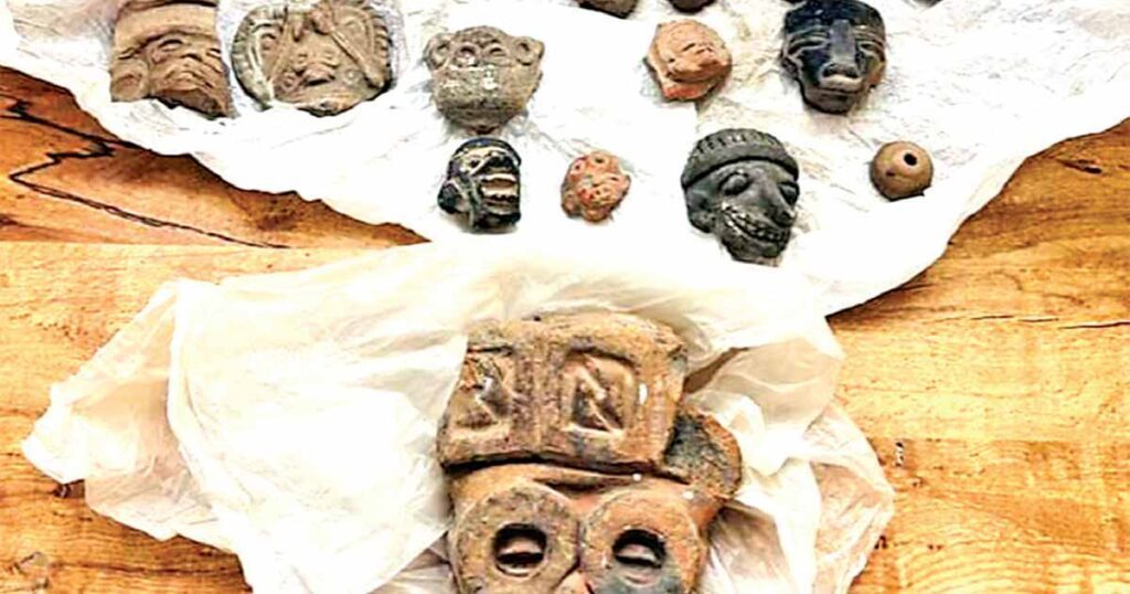 Piezas arquelogicas prehispanicas fueron encontradas en un paquete de Correos de Mexico