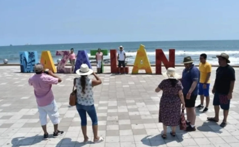 Turistas en Mazatlán. FOTO: Portal El Debate.