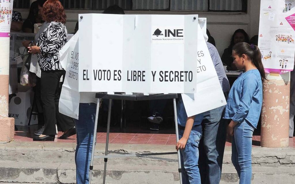 Votantes en casilla. FOTO: Portal El Sol de México.