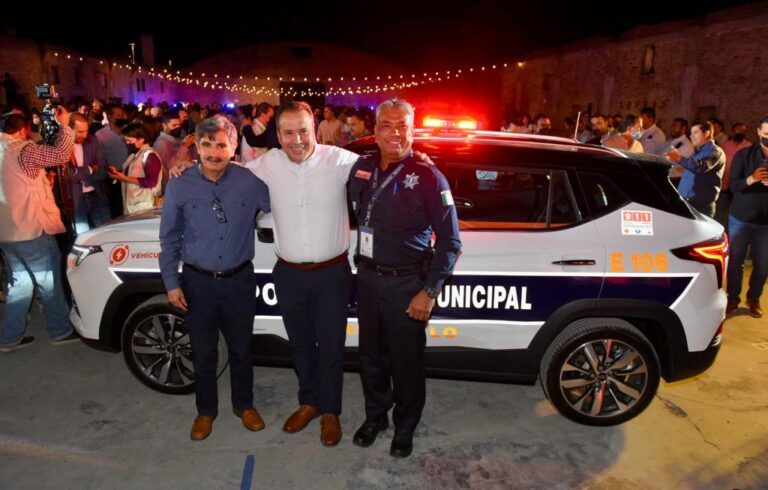 Asistentes posan junto al presidente municipal de Hermosillo durante la entrega de patrullas eléctricas. FOTO: Portal No Pasa Nada.