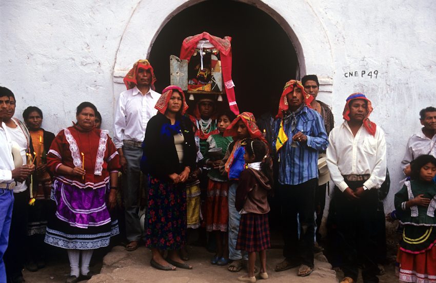 Tepehuanes de diversas edades con vestimenta típica. FOTO: Portal Gobierno de México.