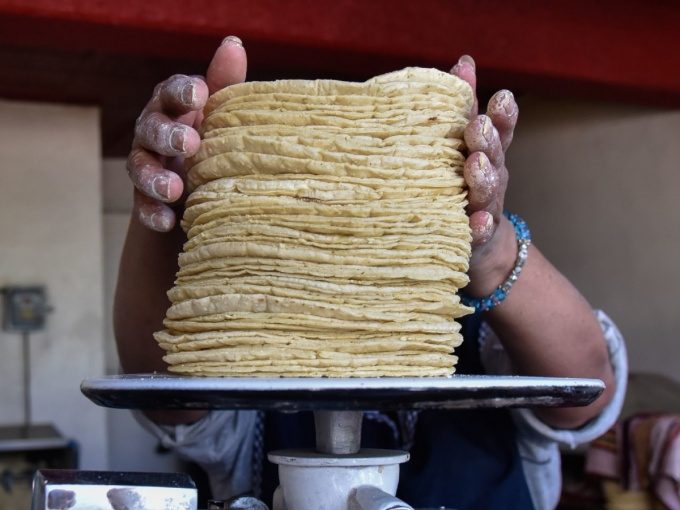 Tortillas de maíz apiladas para su compra. FOTO: Portal Dinero en imagen.