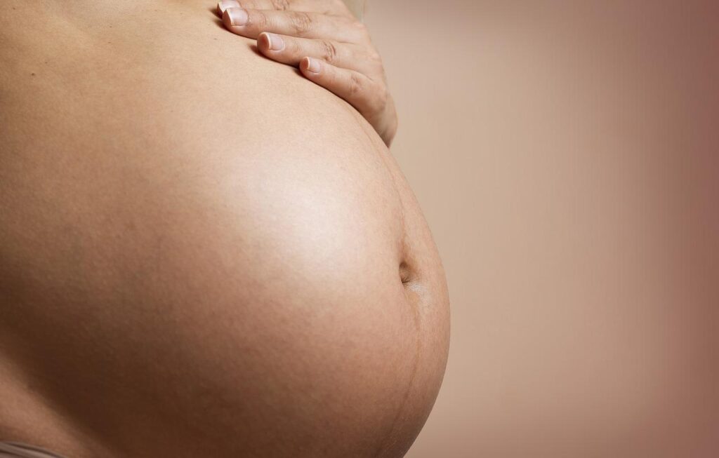 La maternidad subrogada consiste en la transferencia de ovulos humanos fecundados en una mujer, producto de un espermatozoide y un ovulo de terceras personas