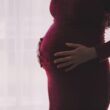 Mujer embarazada tocando el vientre