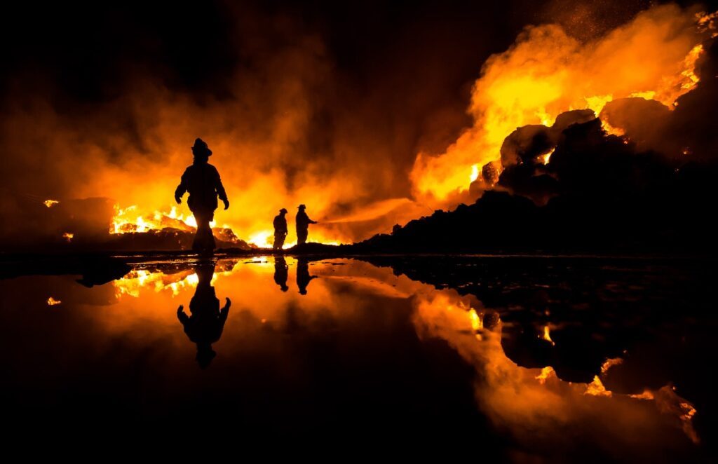 "Fire Landscape", en español significa Paisaje de fuego, es la fotografía con la que Víctor Medina Gorosave fue premiado con medalla de plata en la World Photograpic Cup. Foto: Portal World Photographic Cup.