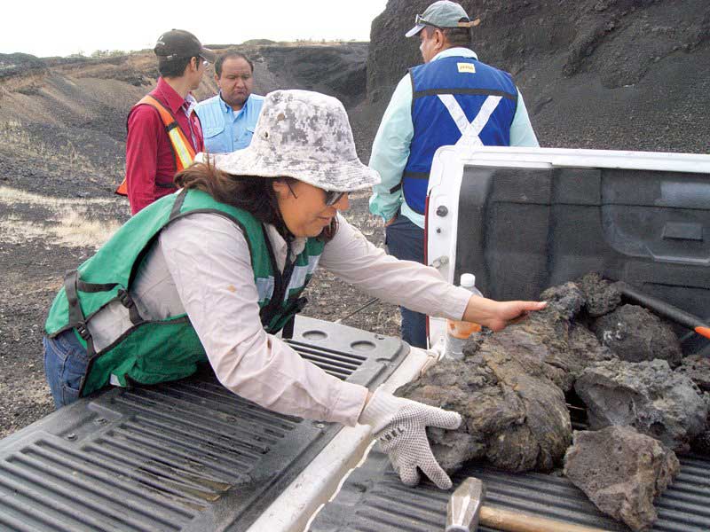 Especialistas recogen muestras de basalto de los volcanes dormidos para su estudio. FOTO: Portal Norte Digital.