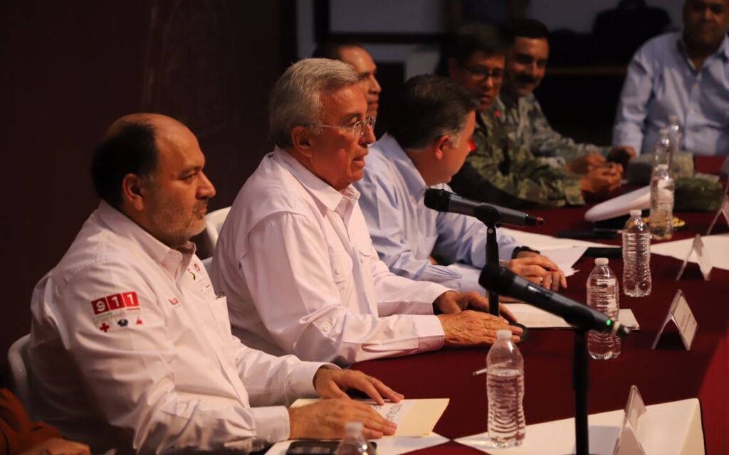 El gobernador de Sinaloa al micrófono con representantes que tratan la gravedad de la sequía en el estado. FOTO: Portal El Sol de Sinaloa.