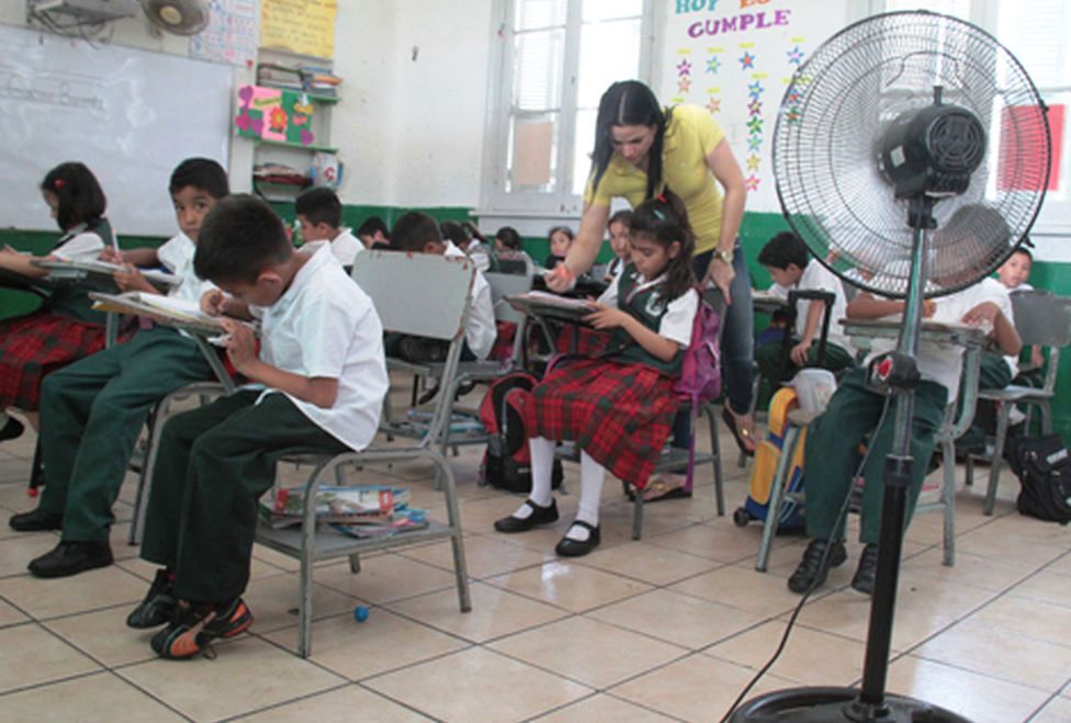 Salón de alumnas toma clases en salones sin aires acondicionados, poniendo en riesgo su salud por el alto grado de calor en Sinaloa. Foto: Portal Noticias Diario Debate