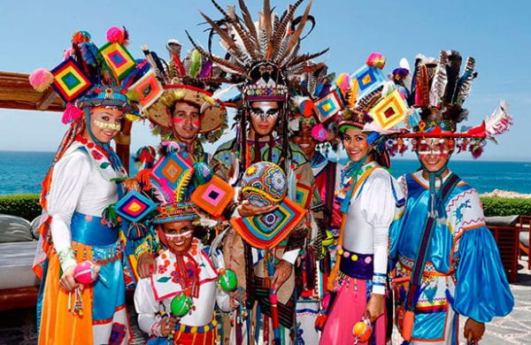 Representantes Zapotecos con vestiduras y símbolos de su cultura indígena. Foto: Portal Yale University.