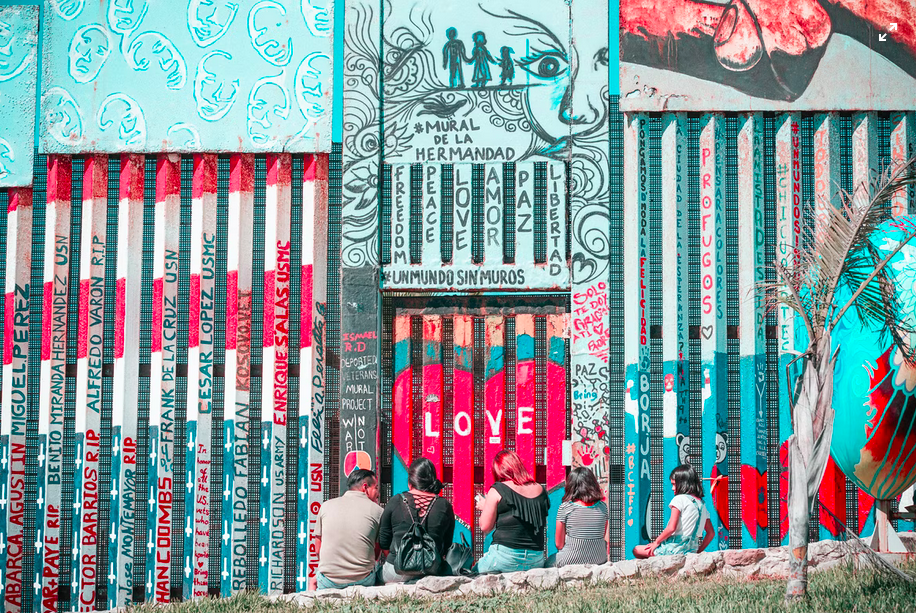 Un mural colorido en la frontera entre Tijuana y San Diego