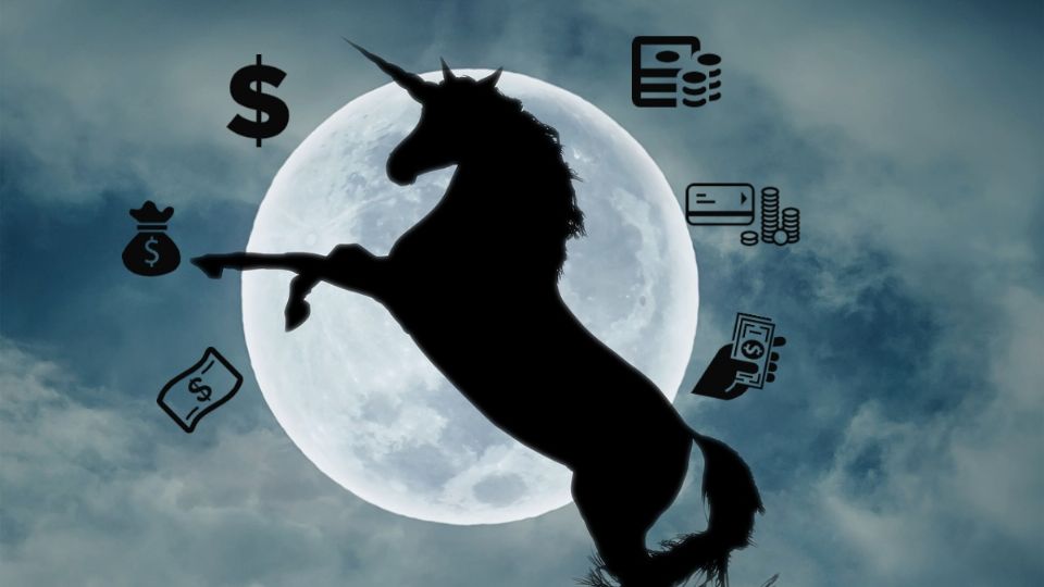 Es una imagen creada de una silueta oscura de un unicornio con una luna llena de fondo. Al rededor del unicornio hay símbolos de dinero.