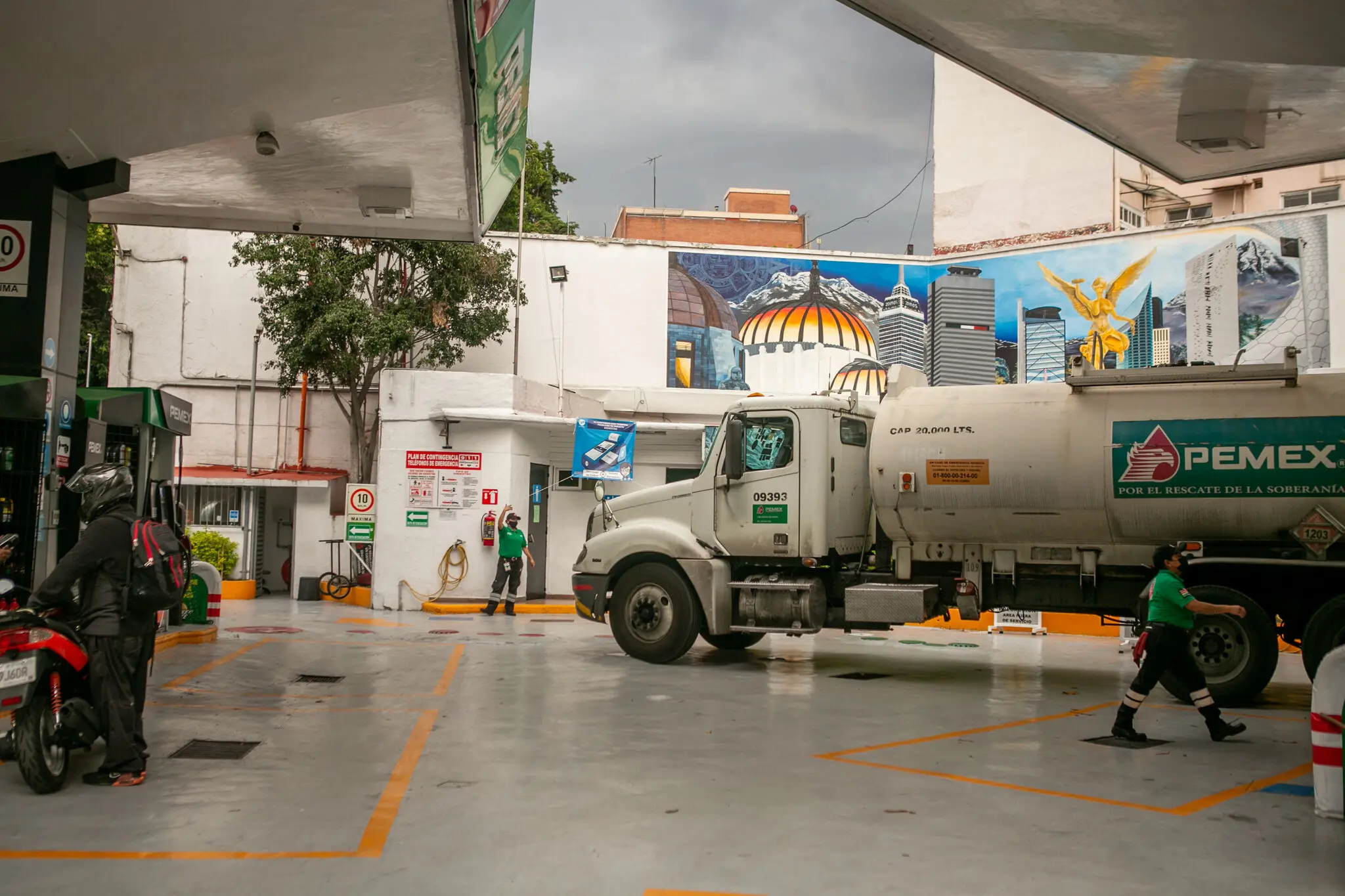 Una pipa de Pemex abastece de gasolina a una gasolinera.
