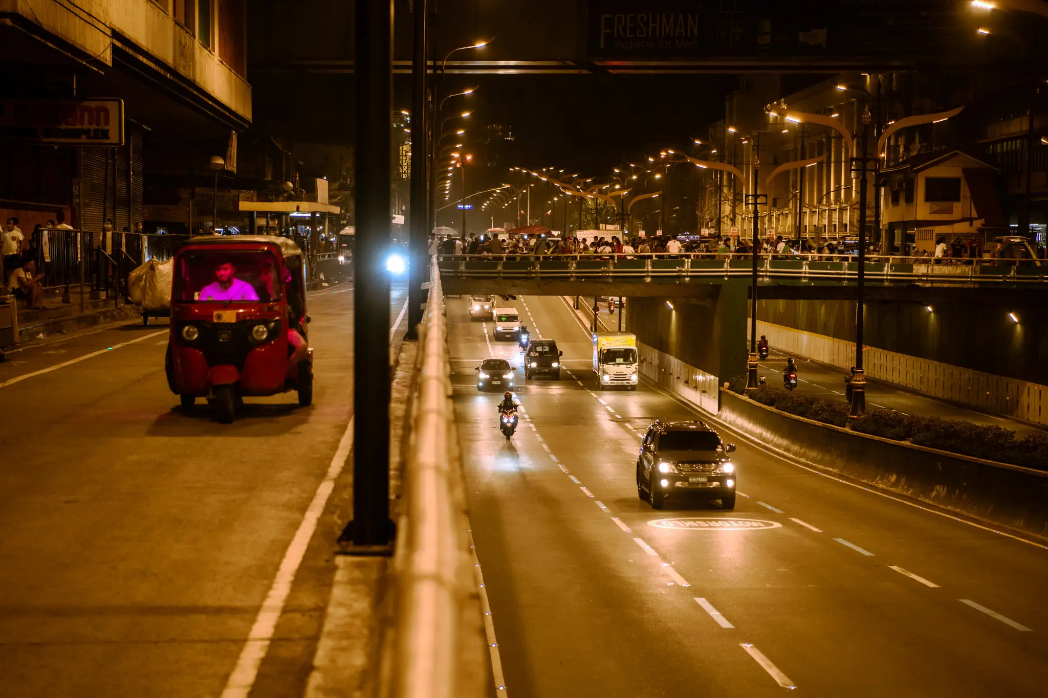 Mientras sube el precio de las gasolinas, ciudades asiáticas disminuyen su uso de automóviles con combustible. La imagen son calles con pocos carros, pero un puente peatonal lleno de personas.