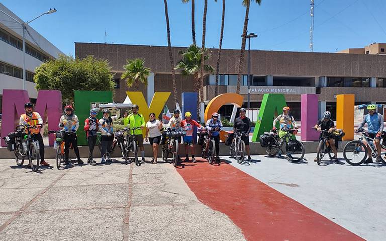 Ciclistas en el letrero de Mexicali