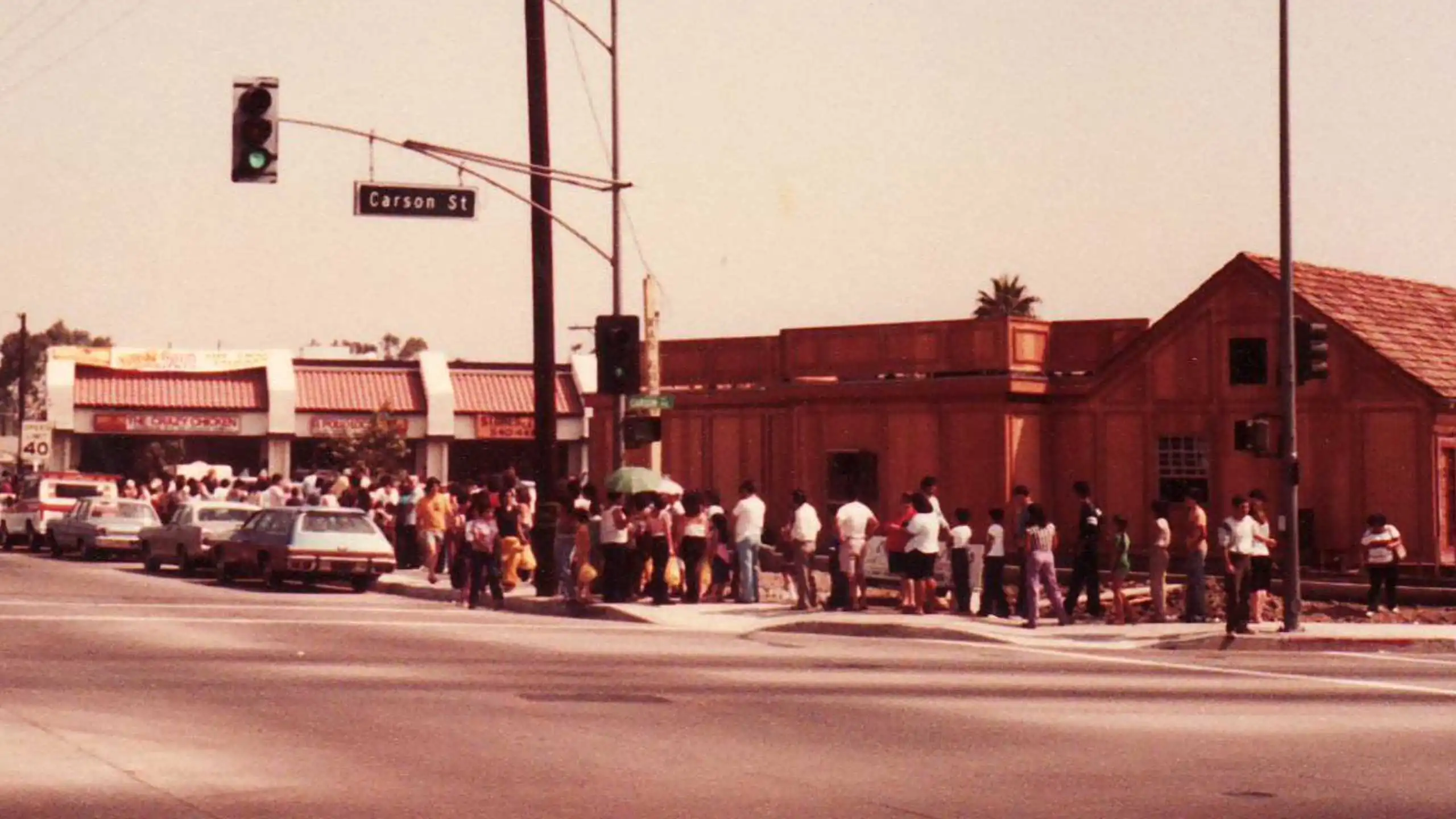 La fila de personas buscando comer el Pollo Loco en la primera sucursal de Los Ángeles, California.