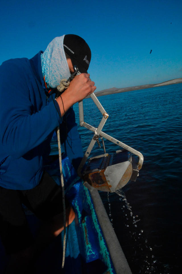 La toma de muestras en el mar para los microplásticos en su estudio científico.