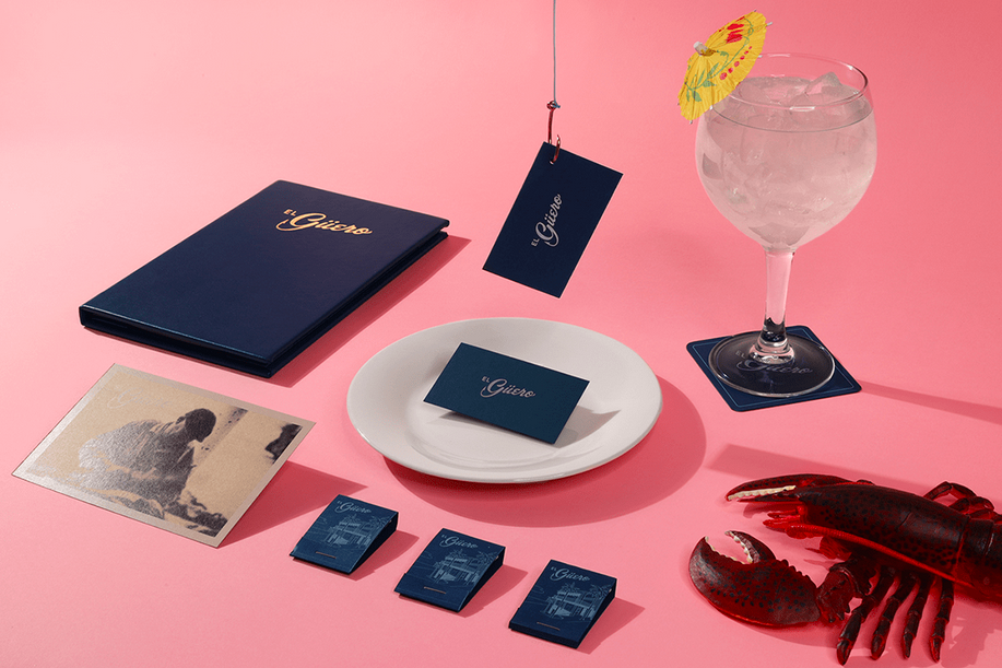 Es un paquete de diseño de marca para un restaurante de mariscos: menús, cerillos, tarjetas de presentación y portavasos.