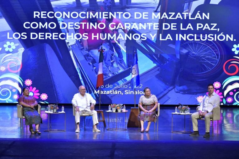 Mesa de entrega de reconocimiento a Mazatlán