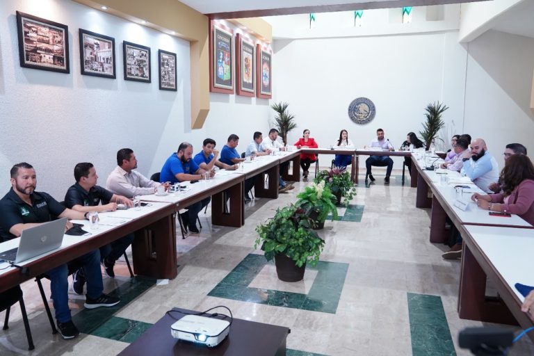 Una sesión del Congreso del Estado de Sonora. Se ve una herradura formada por mesas y en ella decenas de hombres y mujeres en reunión.