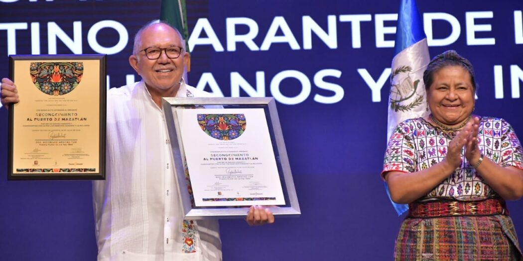 El alcalde Luis Guillermo Benítez recibe el reconocimiento de manos de Rigoberta Menchú 