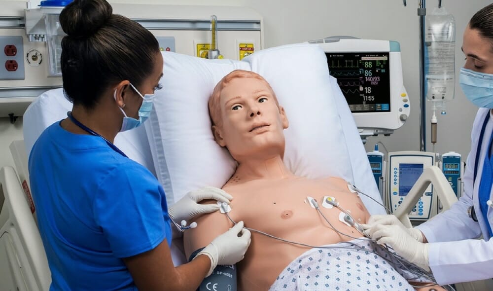 enfermera practica con un robot hal como paciente en hospital