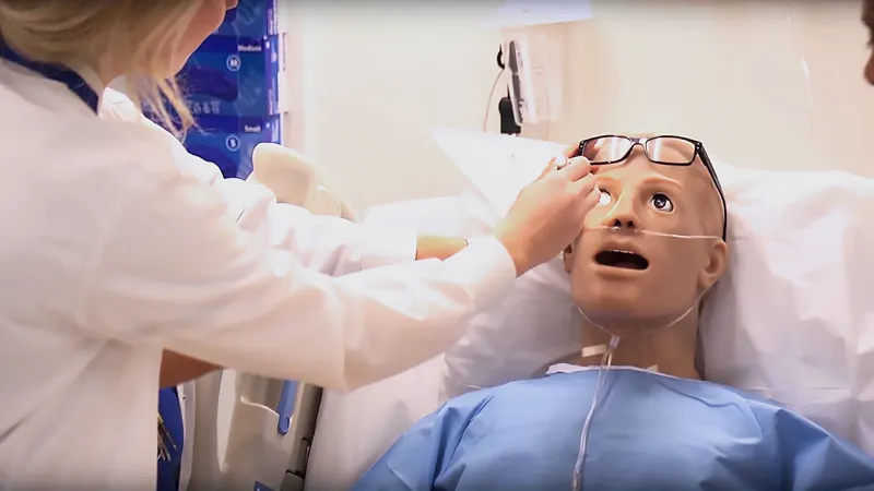 doctora en bata blanca revisa a paciente robot vestido con bata azul en hospital