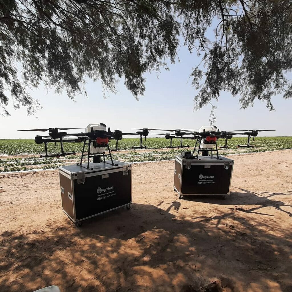 dos drones de gran tamaño y campo agrícola de fondo