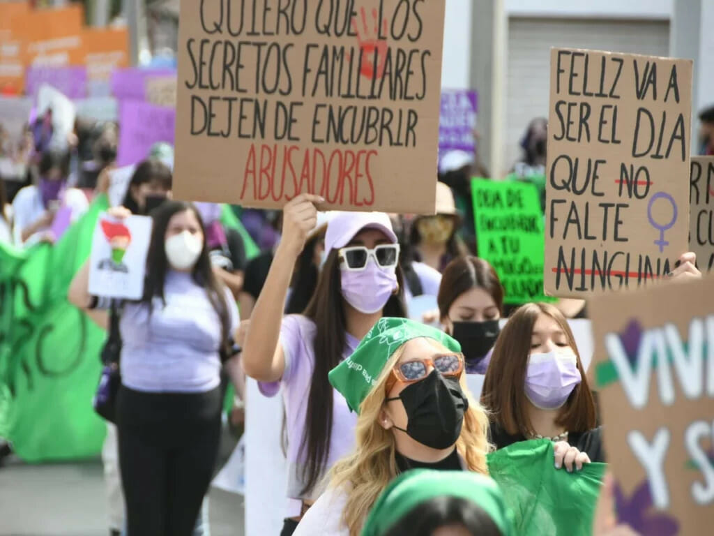 mujeres con pañuelos verdes marchan en contra de la violencia