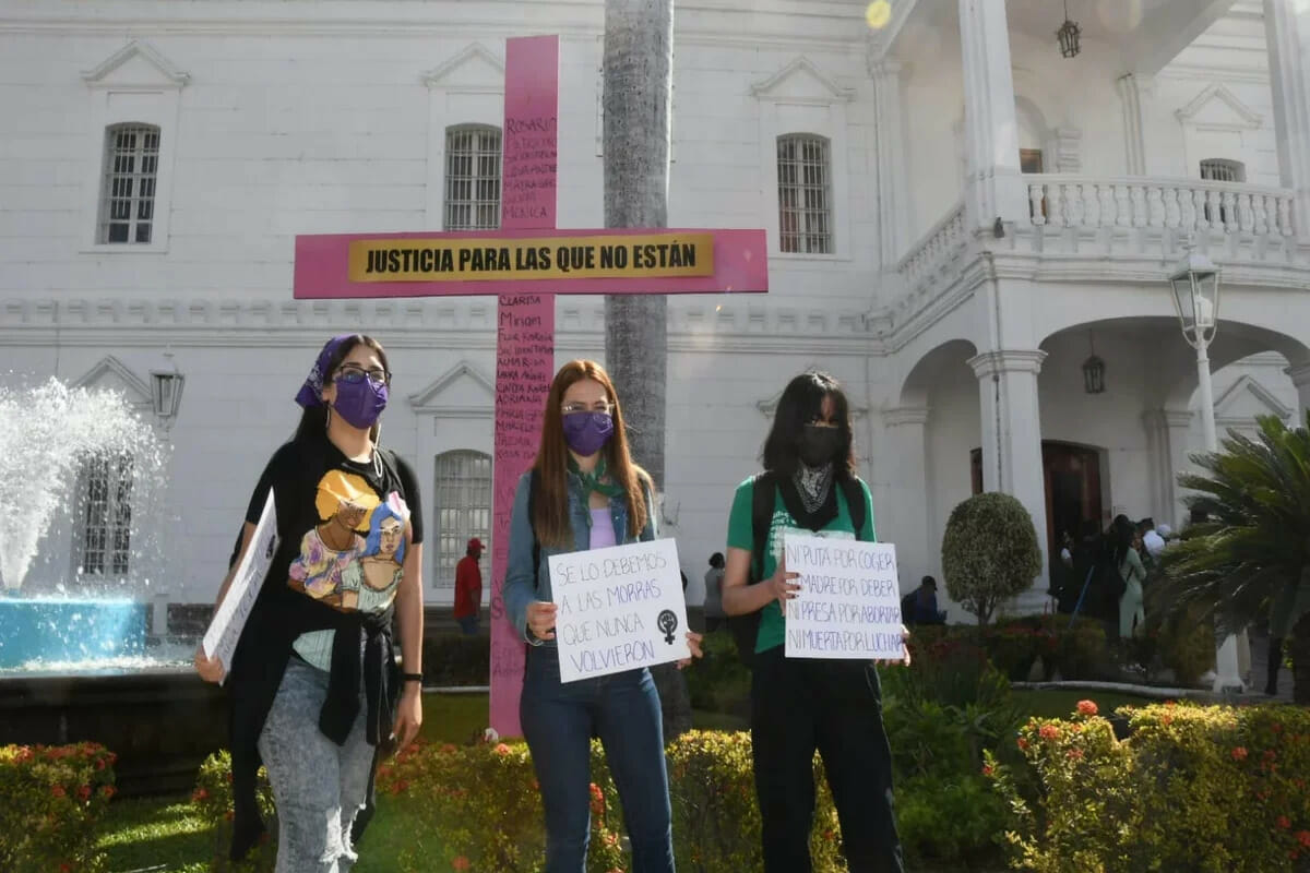 mujeres se manifiestan con pancartas contra la violencia de género