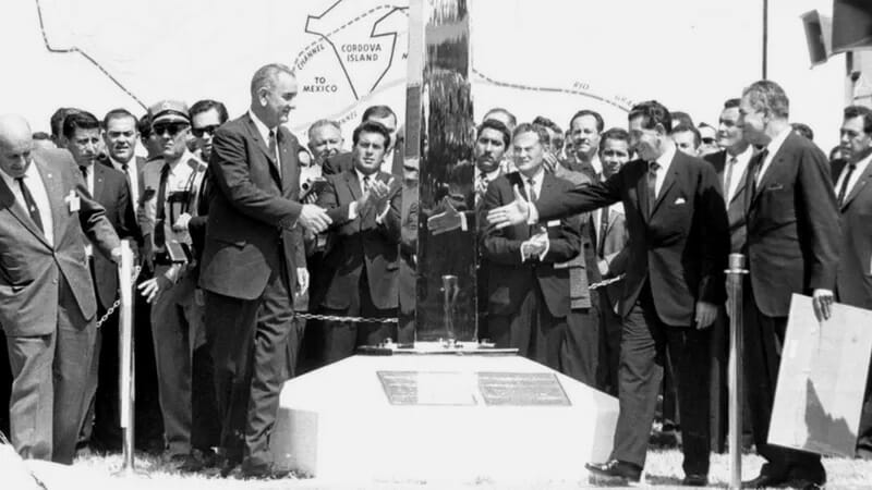 El presidente de EE.UU. Lyndon B. Johnson (izq) ratificó el pacto de El Chamizal con el presidente de México Adolfo López Mateos (der).