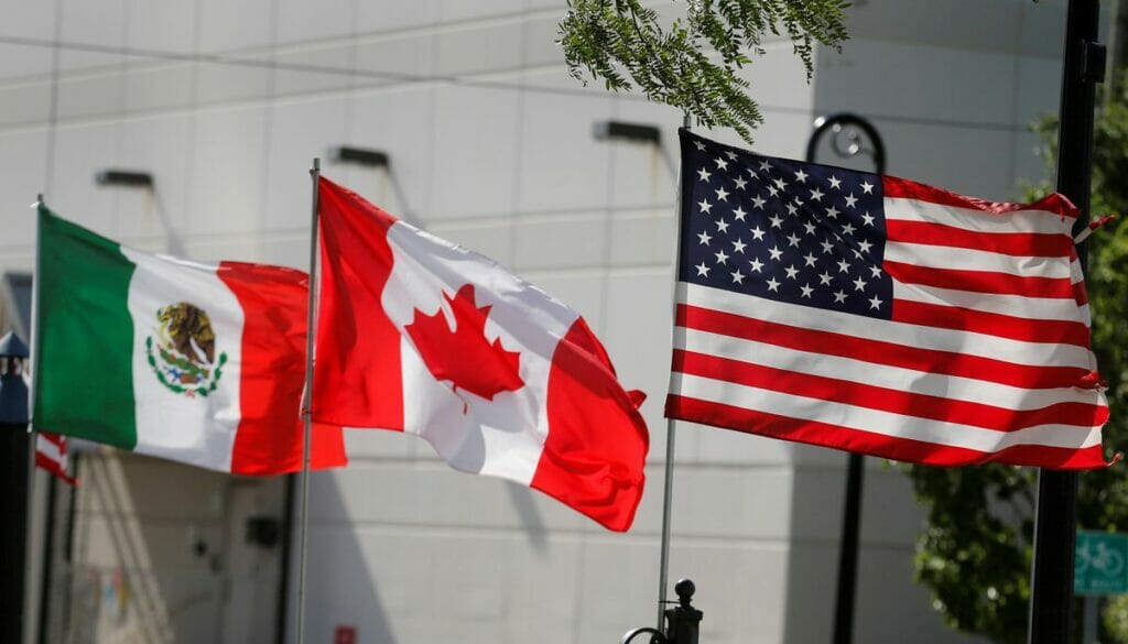 tres banderas hondeando, la de méxico, canadá y estados unidos