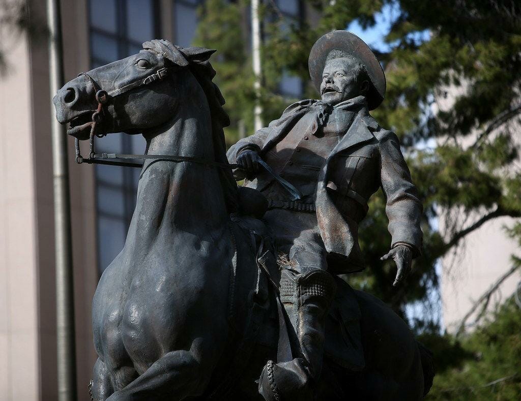 La estatua de Pancho Villa es un símbolo para mexicanos en Arizona