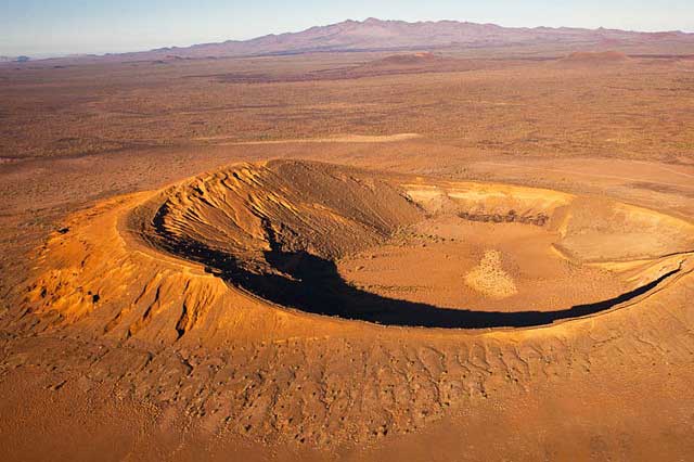 Cráter en paisaje desértico