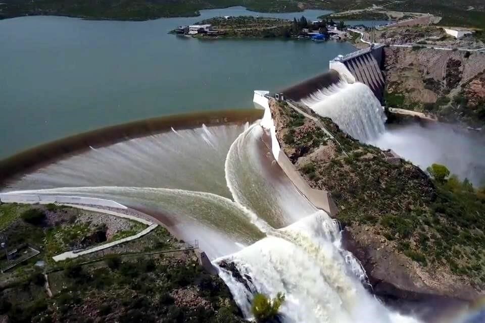 vista aérea de presa vertiendo agua
