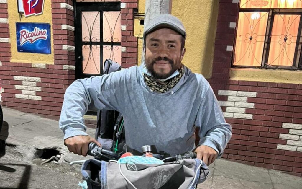 Jerson Zapata viaja en bicicleta