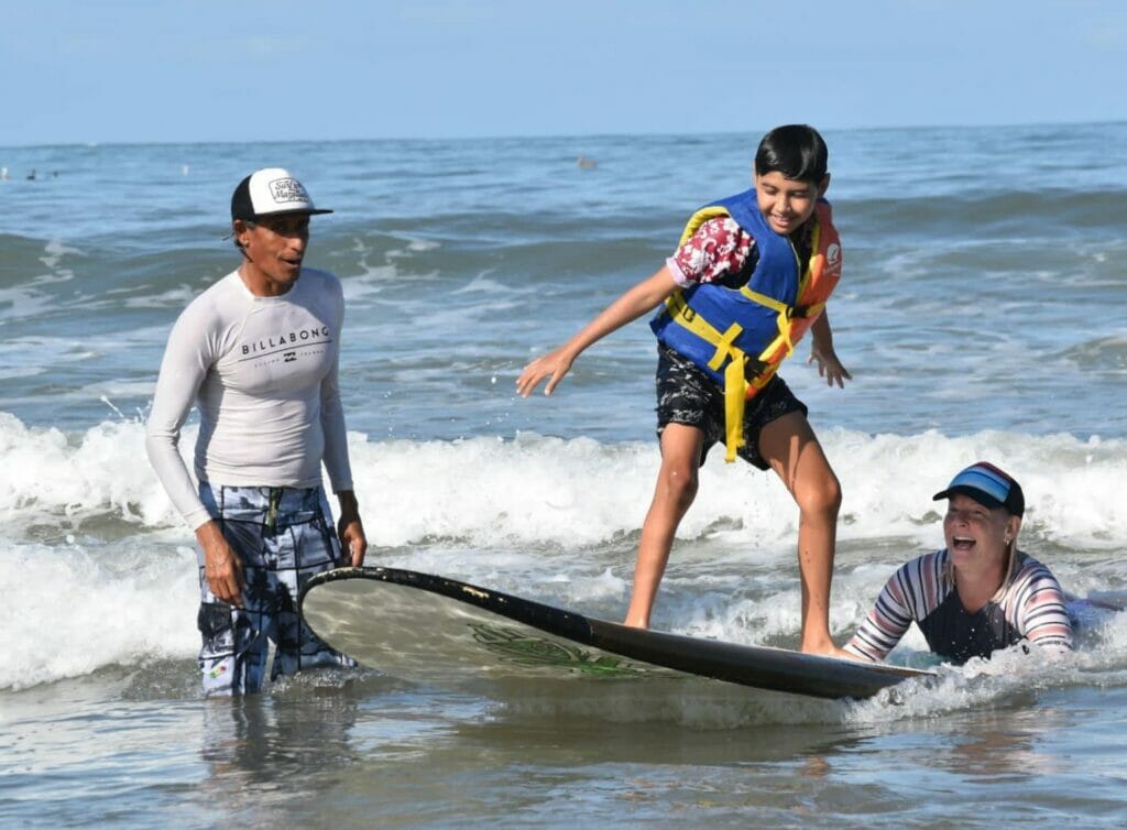 Nino surfeando. Foto de punto mx