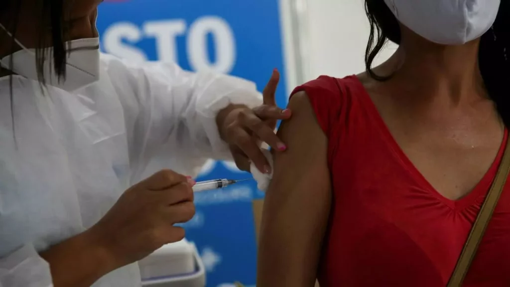 Un trabajador de la salud aplica dosis de vacuna contra covid-19 en Río de Janeiro, Brasil, 31 de diciembre de 2021