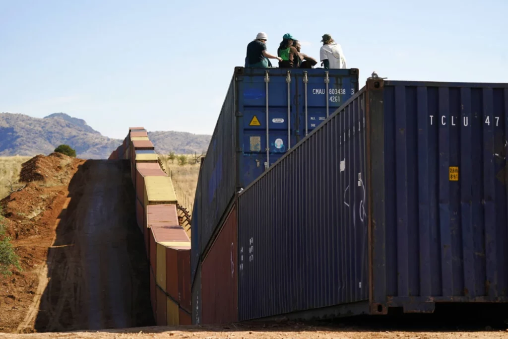 Arizona apoyará en remover contenedores metálicos de la frontera 