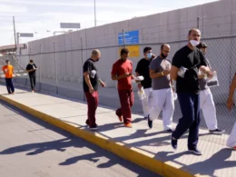 Migrantes devueltos por Estados Unidos Llegan 180 cubanos a Sonora