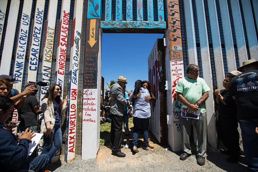 Familias se reencuentran en la puerta de la frontera de Playas de Tijuana, donde se construirá el nuevo muro fronterizo