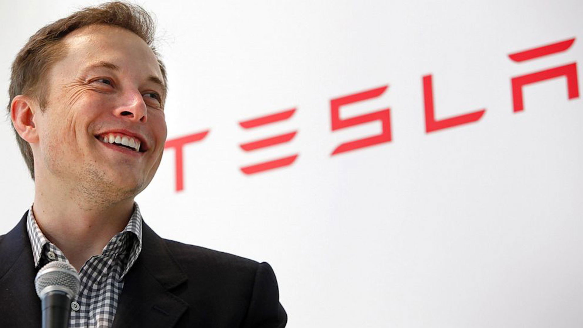 Elon Musk de Tesla sostiene un micrófono