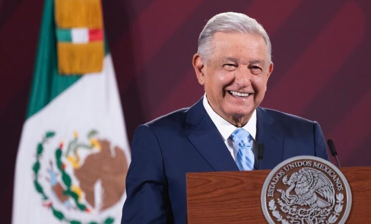 PResidente de México Andrés Manuel López Obrador sonriendo. AMLO en conferencia matutina