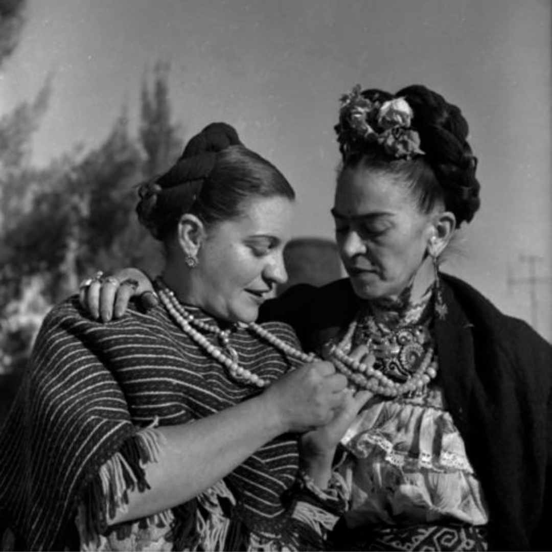 La muralista Aurora Reyes y Frida Kahlo fueron grandes amigas. Se conocieron en la Escuela Nacional Preparatoria, donde las dos realizaron estudios y en donde Reyes se interesó por la obra de Diego Rivera.