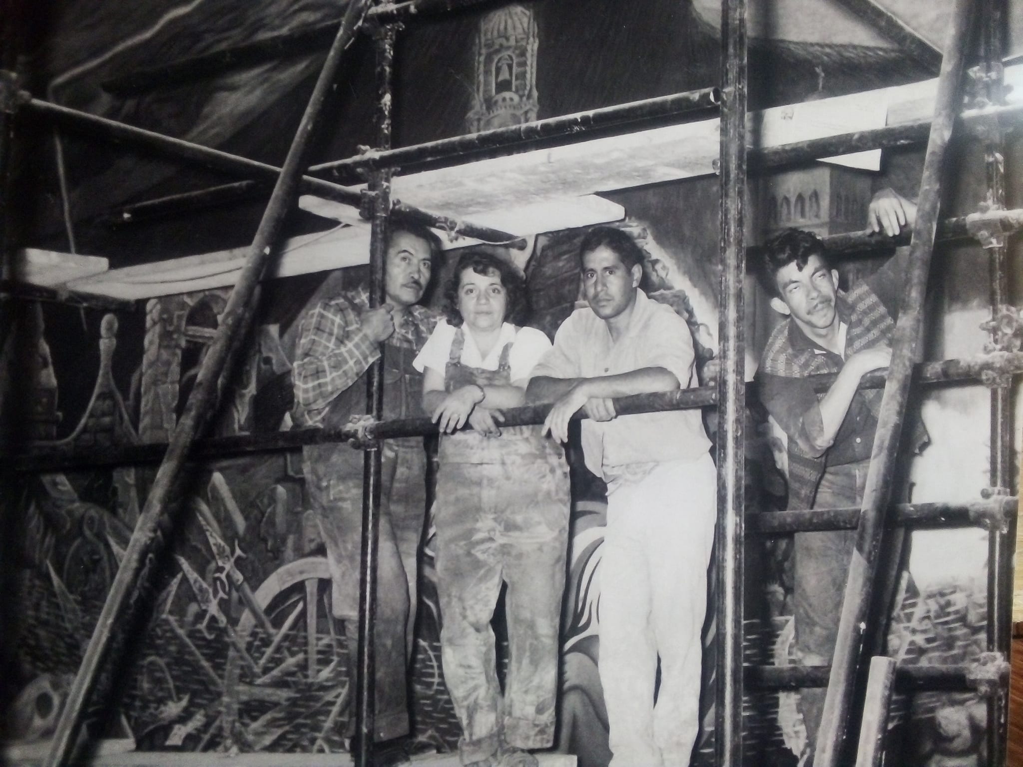 Aurora Reyes pintando el mural “Los Maestros en los Movimientos Sociales de la Patria”, 1962.