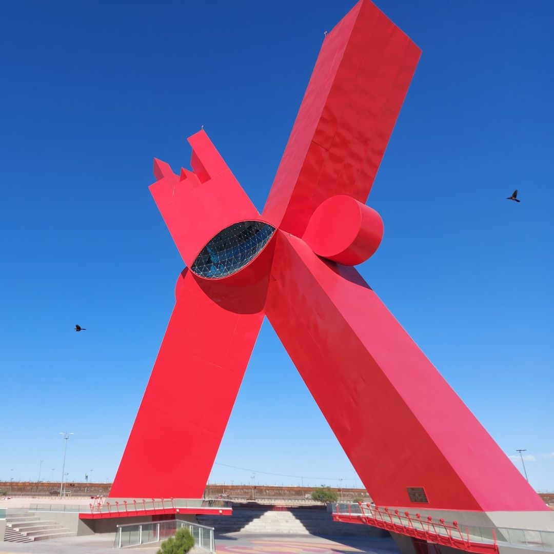 Ciudad Juárez, en la frontera entre México y Estados Unidos, es hogar de un colosal monumento que destaca no solo por su imponente estructura, sino también por un profundo significado cultural e histórico: el Monumento a la Mexicanidad, conocido popularmente como La Equis.