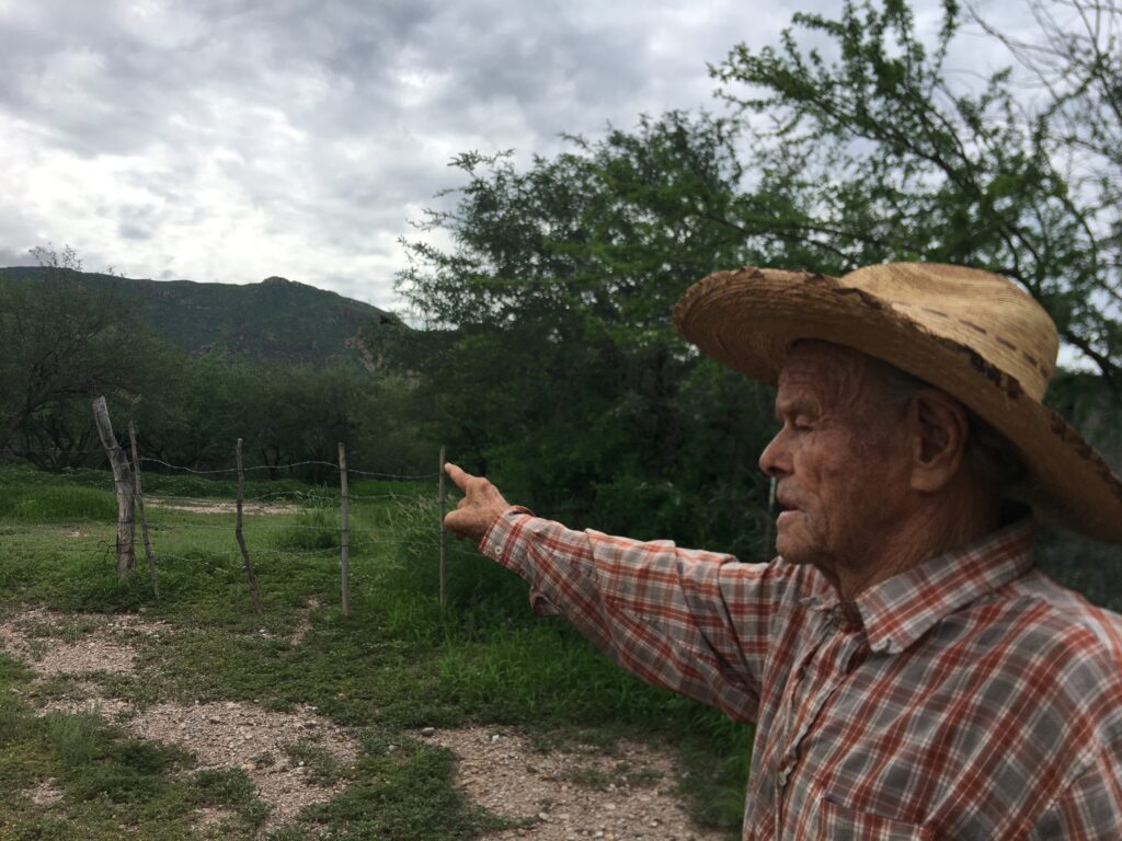 hombre de tercera edad con camisa a cuadros y sombrero relata historia de cuando un piloto estadounidense cayó en Huásabas
reportaje gringo que cayó del cielo