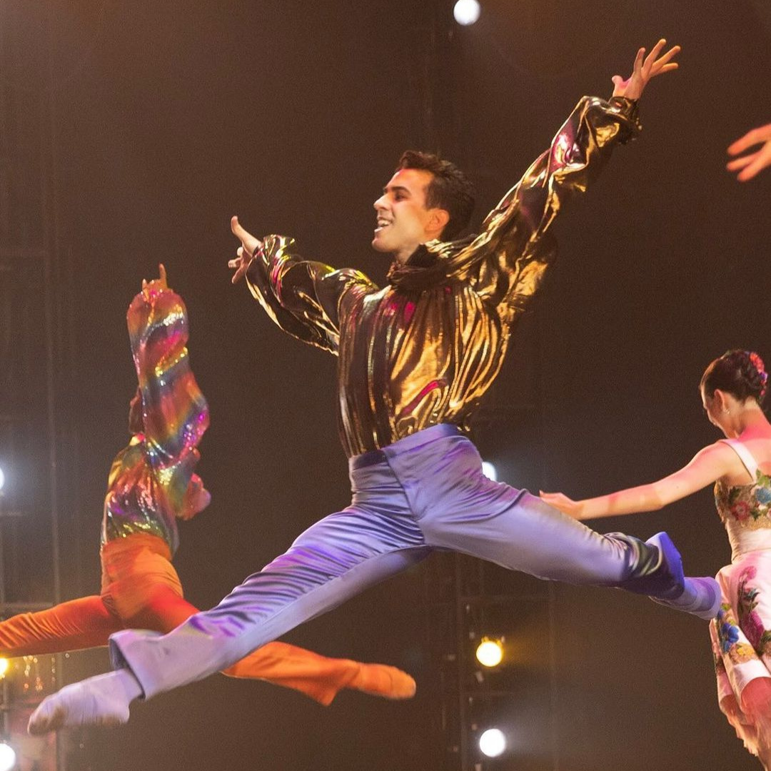 The staging of Arizona Ballet, titled "Juan Gabriel," is inspired by the famous concert of the singer in 1990 at the Palacio de Bellas Artes in Mexico City. The show premiered in May 2022 and attracted over 5,000 people, 80% of whom were Latinos, setting new attendance records for the dance company.