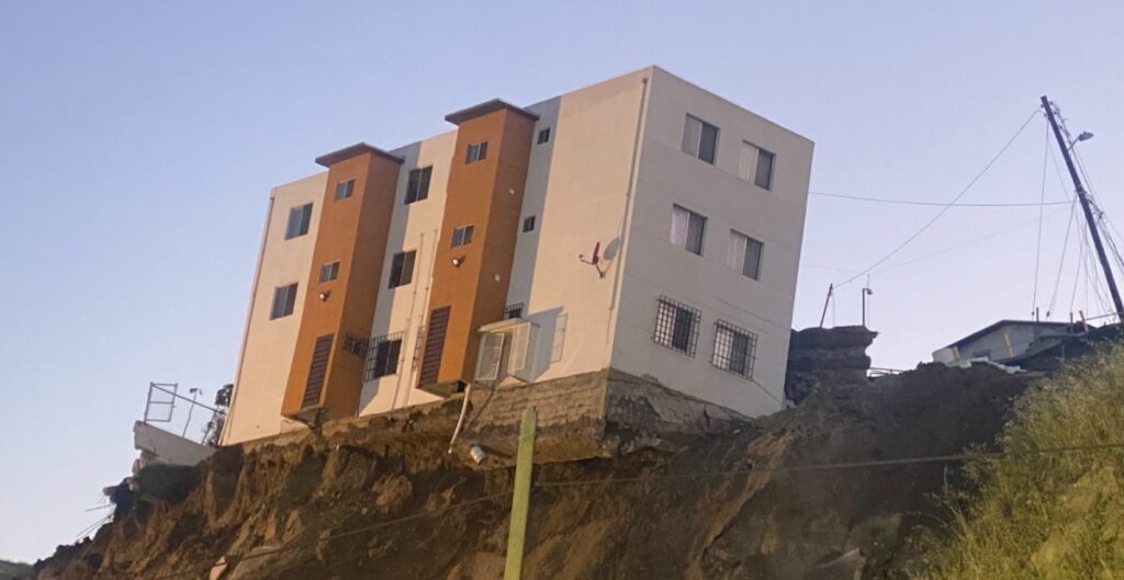 Colapsa segundo edificio en Tijuana tras lluvias